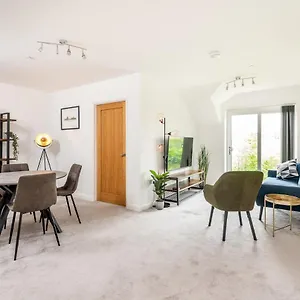 https://pass-the-keys-modern-light-and-airy-2-bed-apt-with-york.yorkshirehotels.net