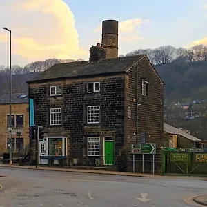 https://stunning-4-bed-georgian-townhouse-in-hebden-bridge.yorkshirehotels.net