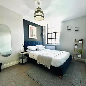  Apartment Wessex House - Cozy Town Centre Two Bedroom - Short Stroll To And Nightlife