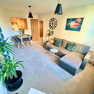  Apartment A Stylish Retreat - Super King Bed - Heart Of Town Centre - 5 Mins Stroll To